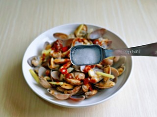 10、麻辣花蛤,按个人口味撒上食用盐。