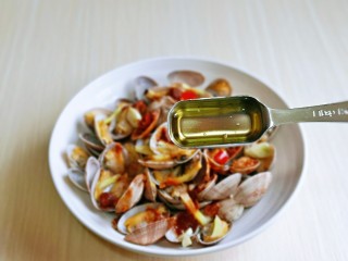 12、麻辣花蛤,取出蒸好的花蛤，淋上一勺热油。