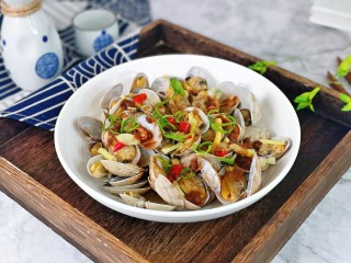 13、麻辣花蛤,撒上葱花，即可食用。