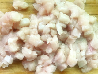 2、莲藕鸡丁,切成丁