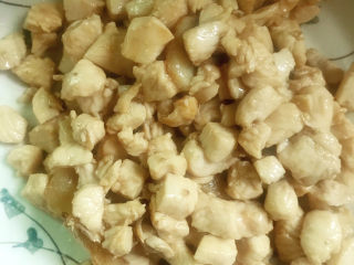 11、莲藕鸡丁,装入盘中备用