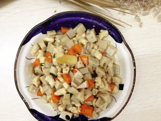 18、莲藕鸡丁,装盘