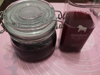 11、百变水果 蓝莓酱,煮蓝莓酱的锅中倒入清水，开火洗锅，这样一杯蓝莓汁也有了????