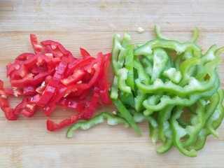 4、双菇鸡丝,尖椒切丝