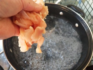 6、双菇鸡丝,锅中煮沸水，放入鸡胸