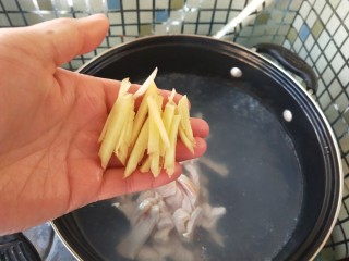 7、双菇鸡丝,放入姜丝