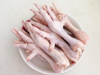 1、香辣卤鸡爪,新鲜的鸡爪清洗干净