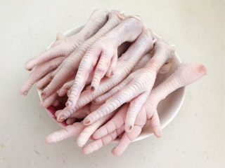 3、香辣卤鸡爪,把所有的鸡爪都剪去指甲