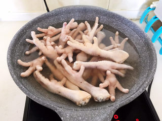 5、香辣卤鸡爪,大火烧开后焯水3分钟