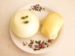 8、香辣卤鸡爪,圆葱和鲜姜削皮后清洗干净