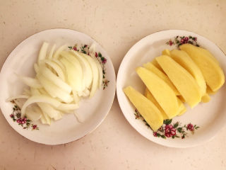 9、香辣卤鸡爪,鲜姜切成小片，圆葱切成丝