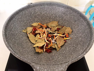 16、香辣卤鸡爪,炒至冰糖融化