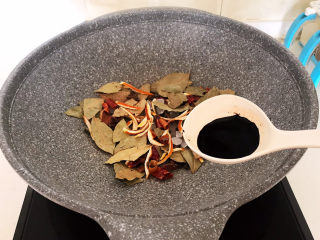 17、香辣卤鸡爪,加入老抽