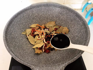 18、香辣卤鸡爪,加入生抽