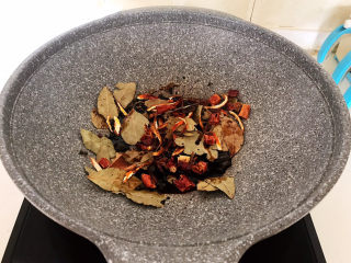 19、香辣卤鸡爪,翻炒均匀