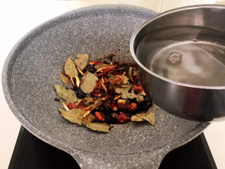 20、香辣卤鸡爪,加入冷水