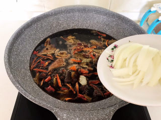 22、香辣卤鸡爪,加入葱丝