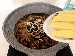 23、香辣卤鸡爪,加入姜片