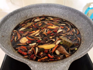 24、香辣卤鸡爪,烧开后煮5分钟