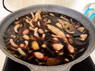 27、香辣卤鸡爪,加入料酒，汤汁要没过鸡爪