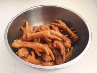 31、香辣卤鸡爪,把卤好的香辣鸡爪捞出来，晾凉后的鸡爪口感更棒~