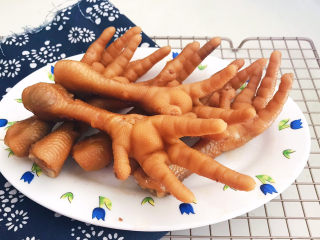 33、香辣卤鸡爪,香辣卤鸡爪风味独特，这是一道可以当零食吃的菜品~