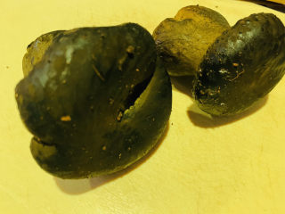 1、炒牛肝菌,购买新鲜牛肝菌；