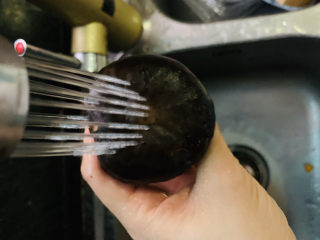 2、炒牛肝菌,洗净；