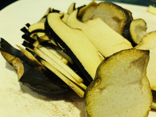 4、炒牛肝菌,切薄片；