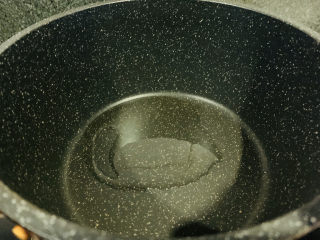 6、炒牛肝菌,锅里加食用油；