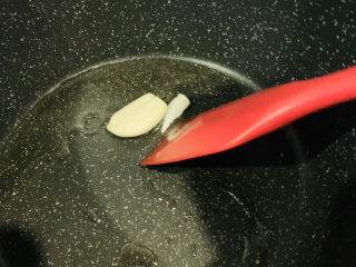 8、炒牛肝菌,炒香；