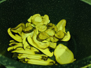 9、炒牛肝菌,倒入牛肝菌；