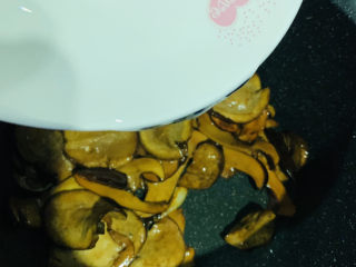 11、炒牛肝菌,加少许清水；