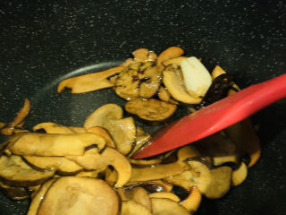 10、炒牛肝菌,翻炒，这时候就非常香了；