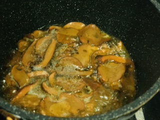 12、炒牛肝菌,稍微烧一会，菇还是要确保炒熟，比较安全；