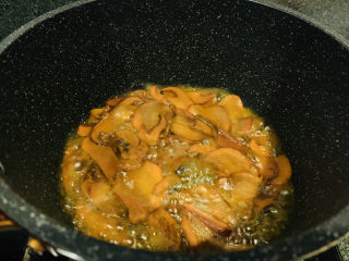 15、炒牛肝菌,翻炒均匀；