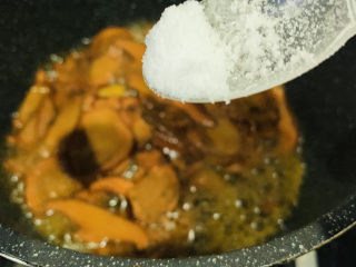 16、炒牛肝菌,加少许盐；