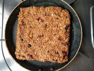 8、燕麦坚果能量棒,整好合适的大小和形状，中小火烘烤，烙至一面微焦时翻面。