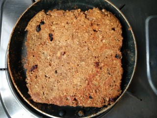 9、燕麦坚果能量棒,烙另一面，全程加盖，至内部熟透即可。