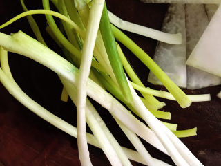 5、清炒冬瓜片,下葱洗干净