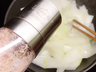 9、清炒冬瓜片,翻炒一会儿冬瓜出水时放盐