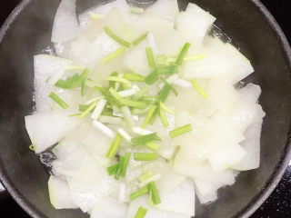 10、清炒冬瓜片,出锅前放葱段