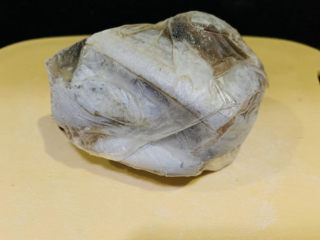 1、酥炸带鱼,带鱼从冰箱取出一条;