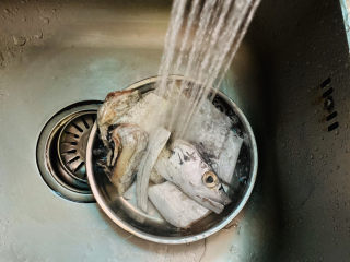 2、酥炸带鱼,解冻后,用水洗净;