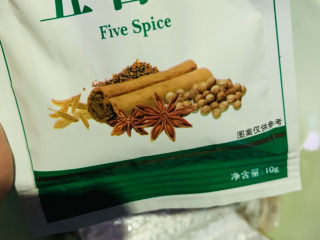 3、酥炸带鱼,五香粉适量;