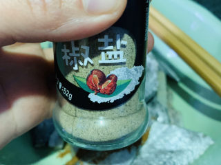 4、酥炸带鱼,椒盐适量;