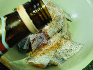 5、酥炸带鱼,料酒适量;