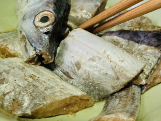 6、酥炸带鱼,把调料搅拌均匀;