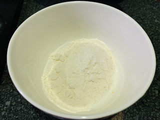 7、酥炸带鱼,碗里倒适量面粉;