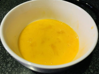 8、酥炸带鱼,一个鸡蛋打散;